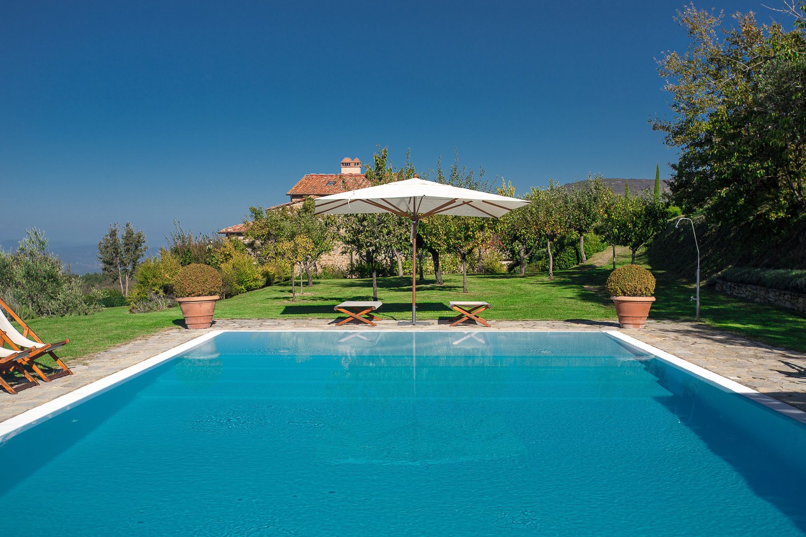 La piscina panoramica di Agriturismo Odina affacciata sulle colline del Valdarno