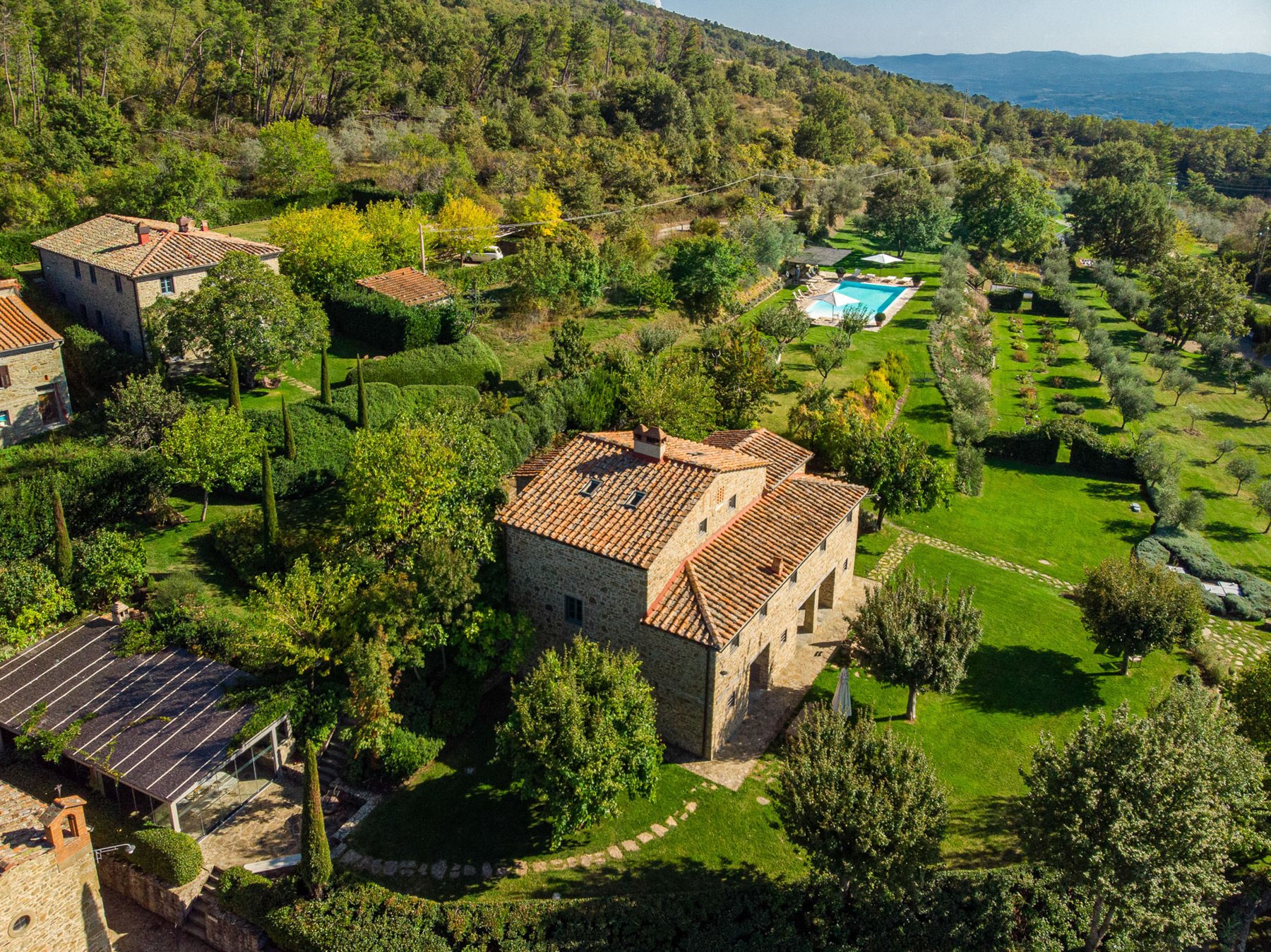 Veduta dall'alto della tenuta di Odina, con la villa, la piscina e gli uliveti