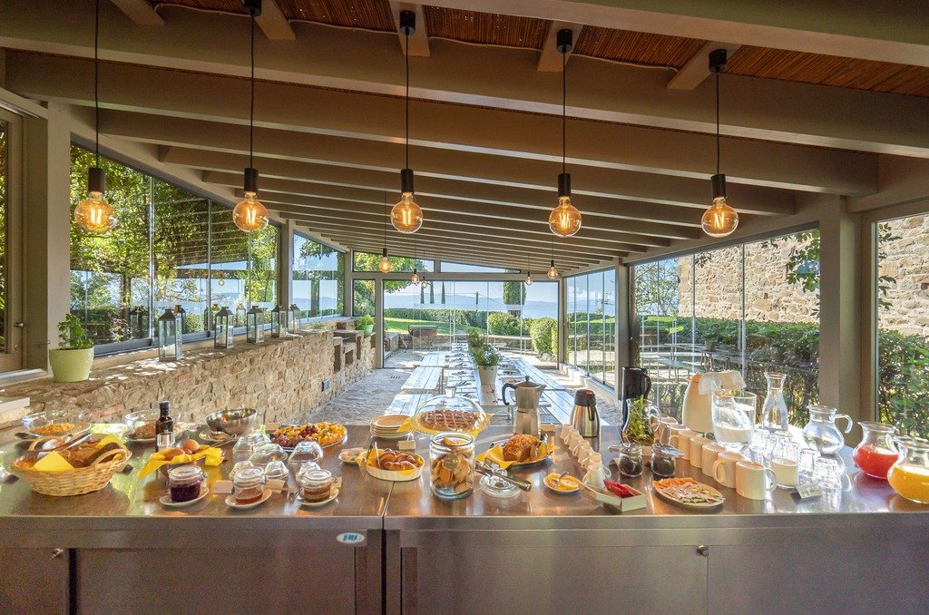 Colazione a buffet servita a Odina con prodotti dell'orto e del territorio